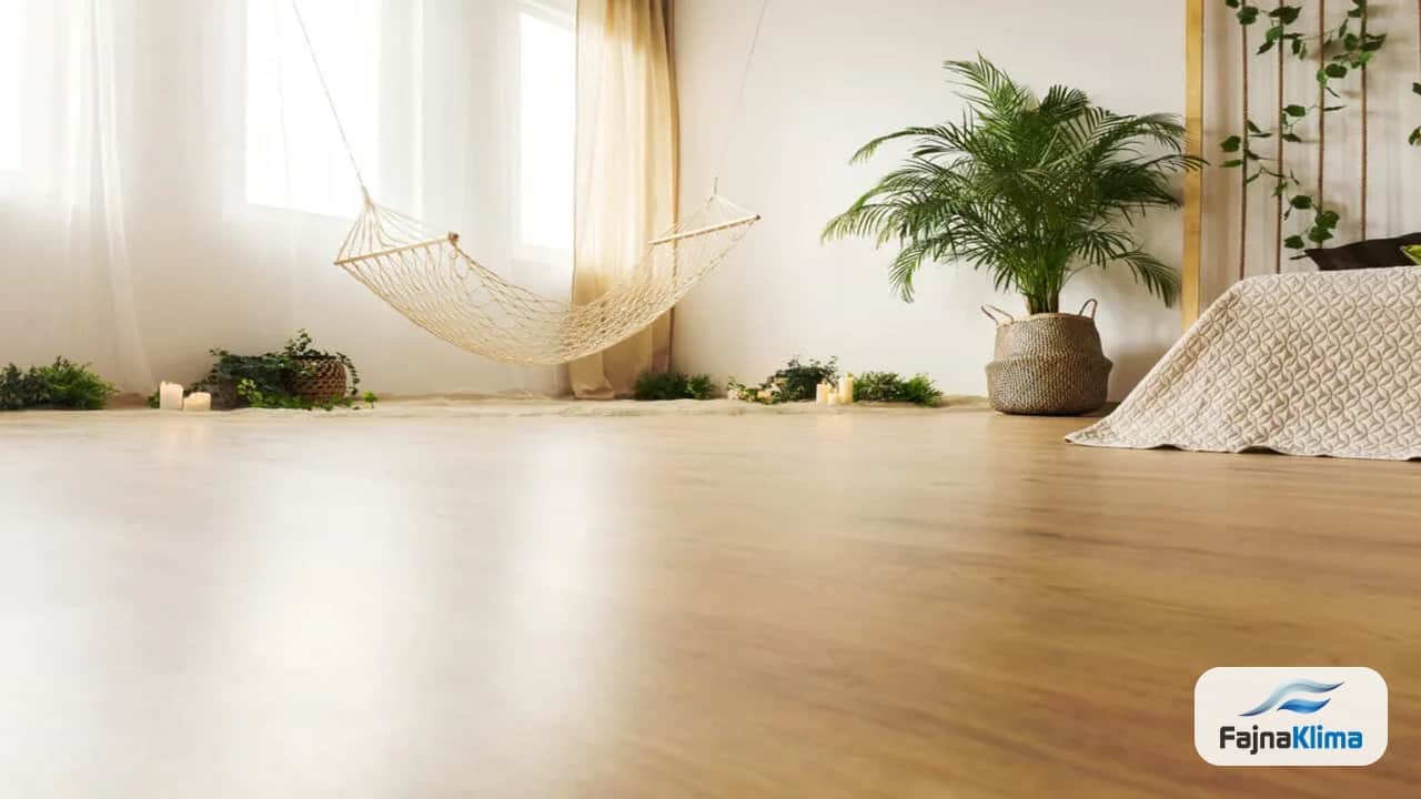 Drewniany parkiet w salonie z klimatyzacją ustawioną na stabilną pracę