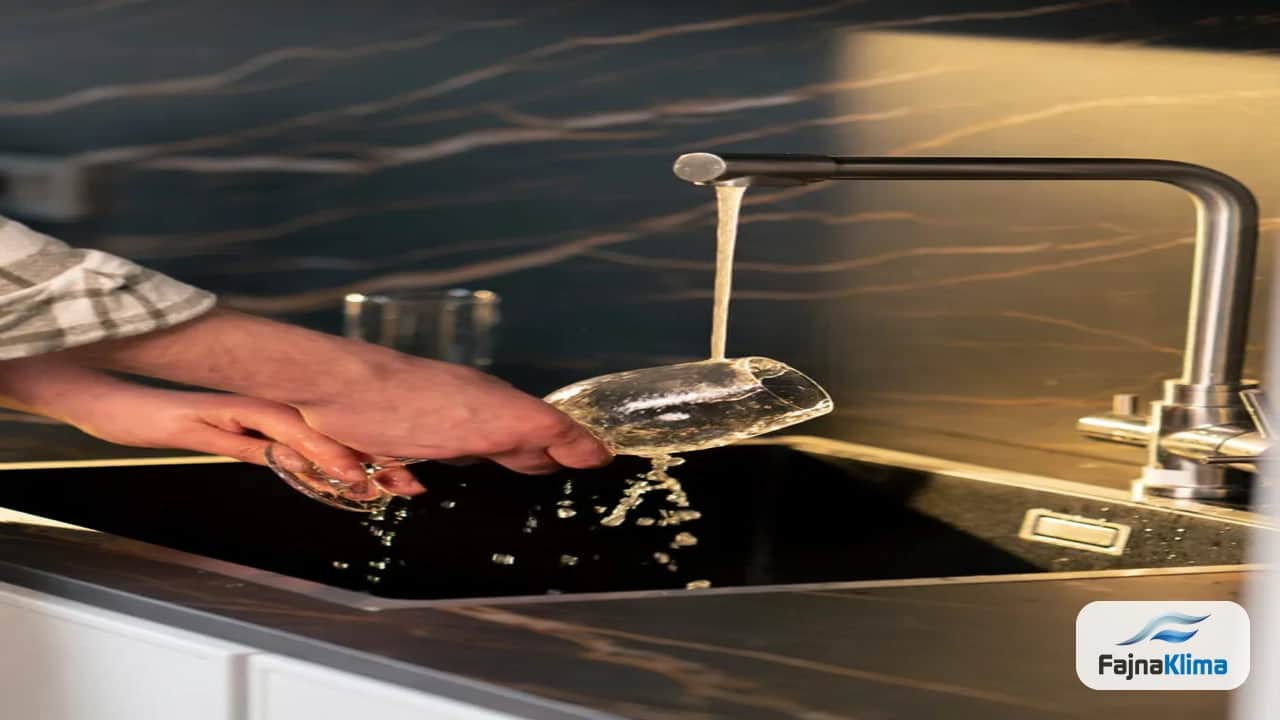 Rurka odpływu skroplin z klimatyzatora odprowadzająca wodę w kontrolowany sposób