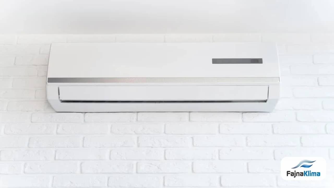 Zabytkowa elewacja kamienicy z dyskretnie zaplanowaną klimatyzacją
