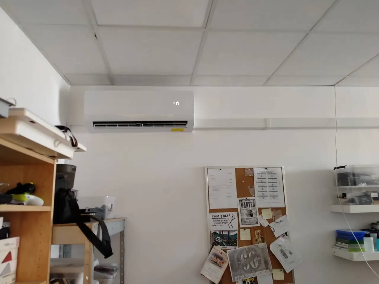 Klimatyzator ścienny zamontowany nad stanowiskiem pracy w serwisie komputerowym