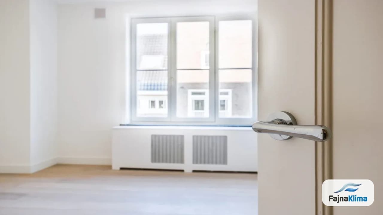 Filtr klimatyzatora zbierający kurz przed sezonowym czyszczeniem