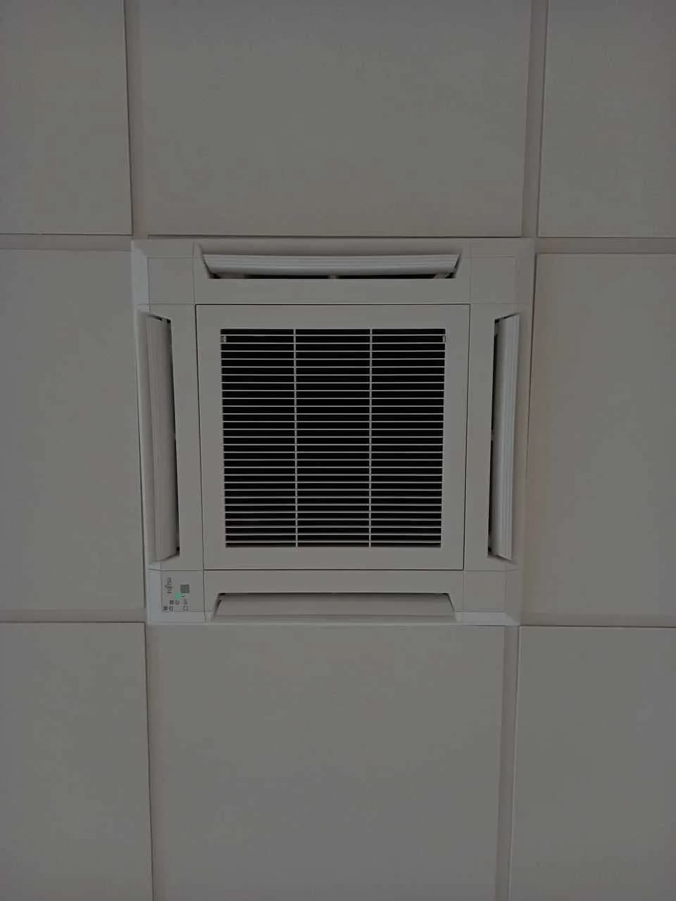 Druga kaseta czterokierunkowa klimatyzacji w suficie podwieszanym biura