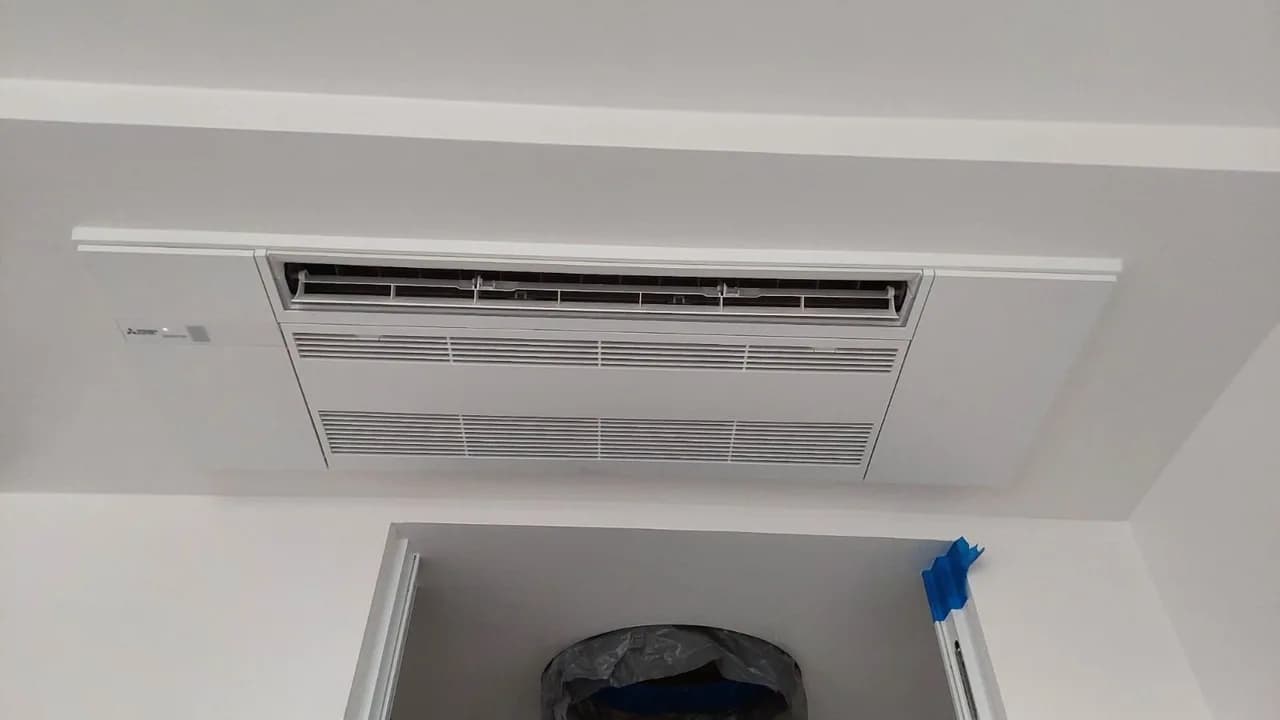 Widok wzdłuż sufitu z uskokami i wpuszczoną kasetą klimatyzacji