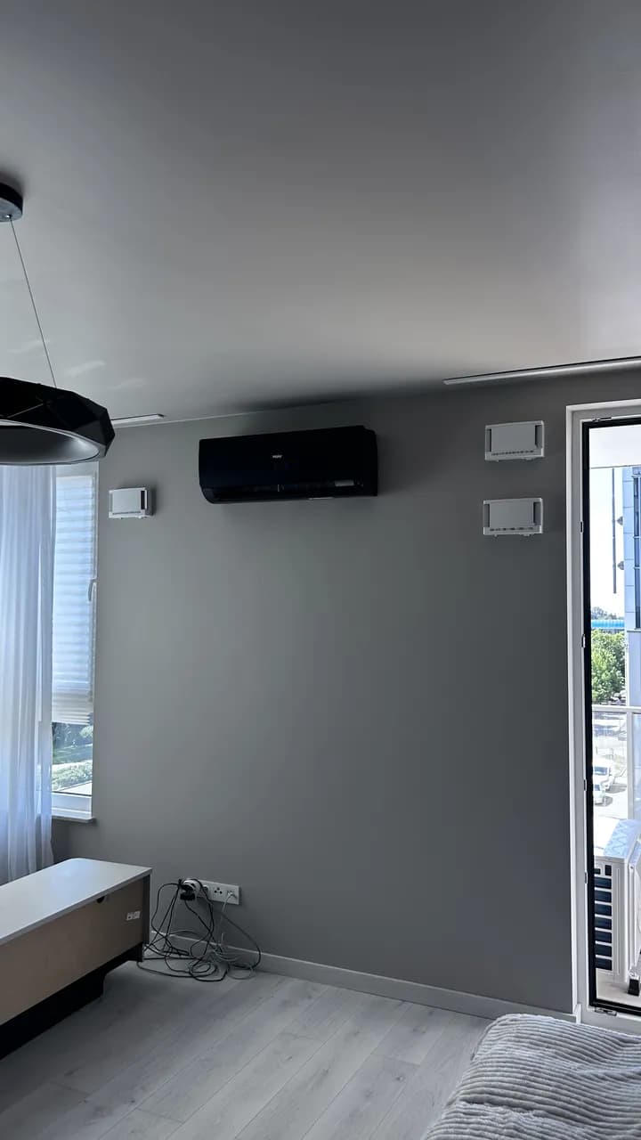 Klimatyzator Haier wysoko na ścianie przy jasnym suficie