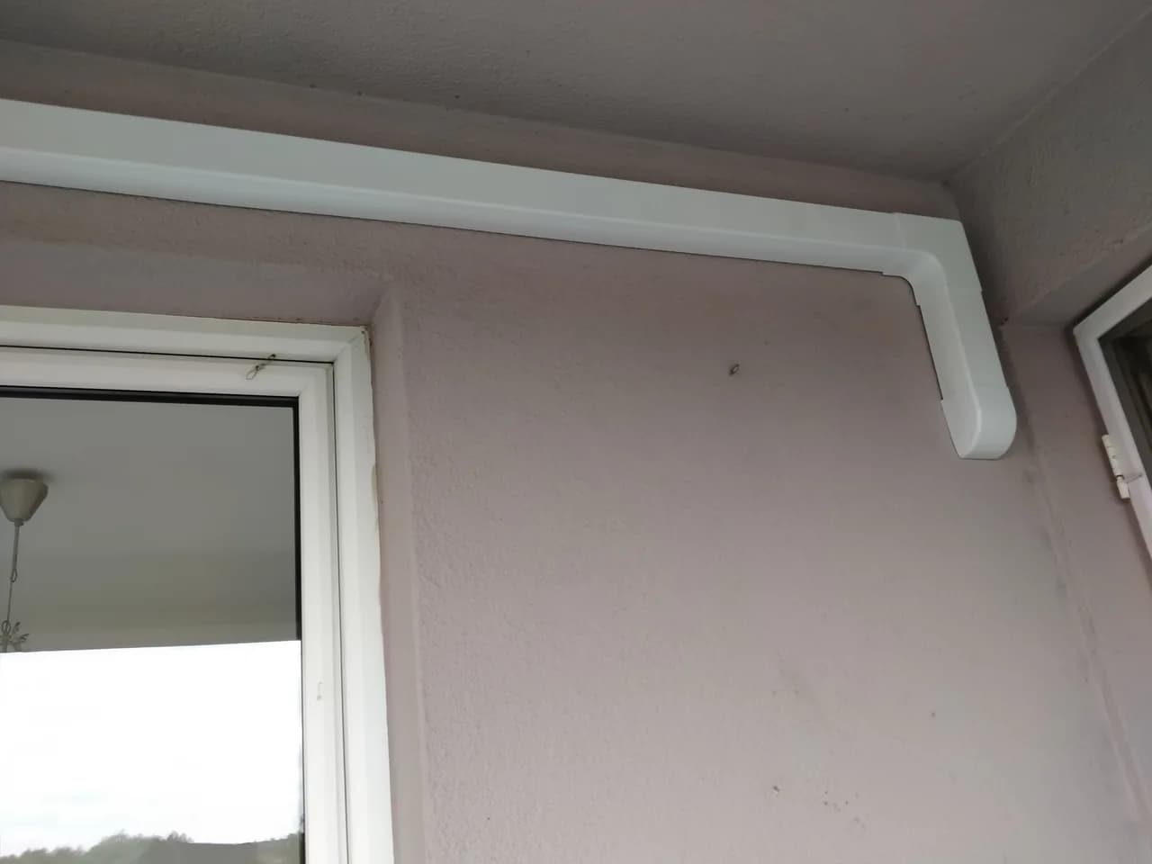 Listwa instalacyjna biegnąca wzdłuż narożnika sufitu nad oknem