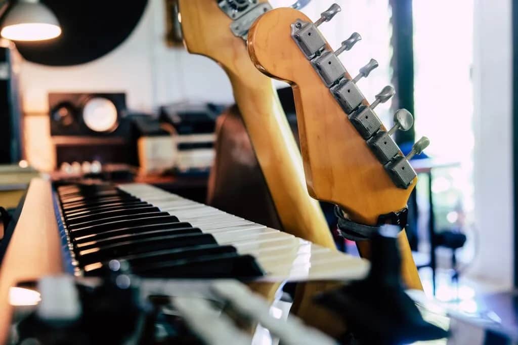 Pianino i gitara ustawione poza bezpośrednim nawiewem klimatyzacji