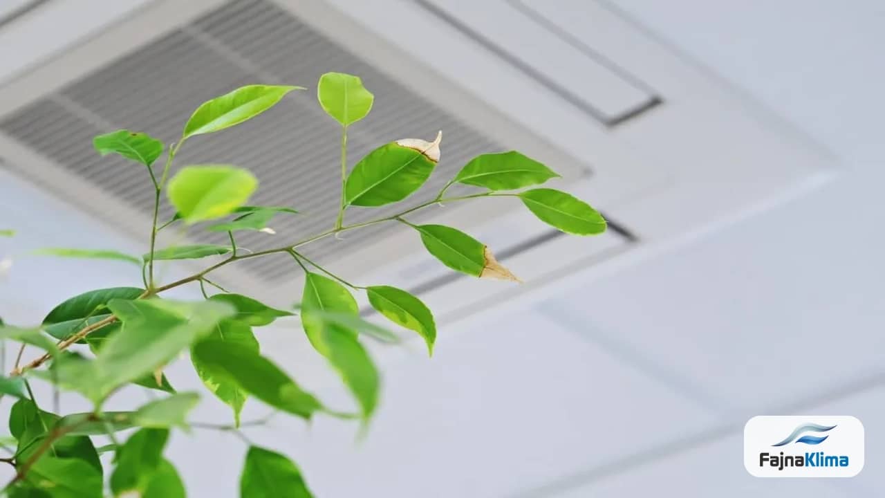 Czysty klimatyzator w pokoju alergika z nawiewem poza łóżko