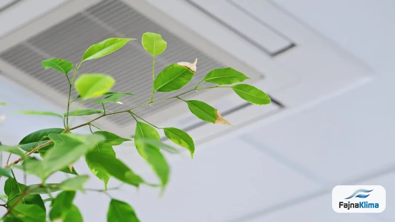 Czysty klimatyzator w pokoju alergika z nawiewem poza łóżko