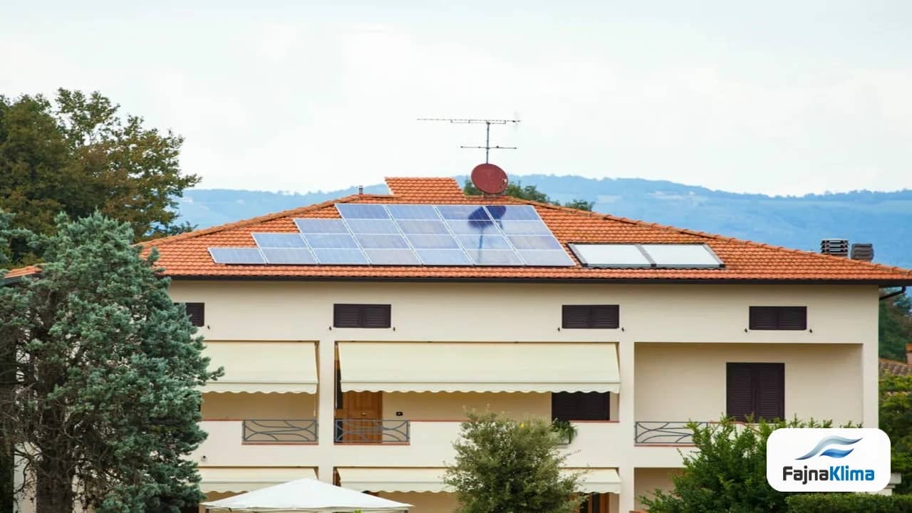 Dom z panelami fotowoltaicznymi i klimatyzacją pracującą w czasie produkcji energii