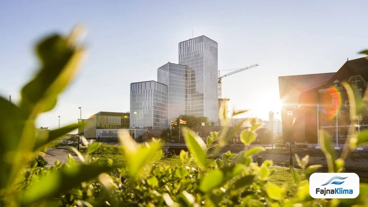 Miejskie mieszkanie z klimatyzatorem i zamkniętym oknem podczas smogu