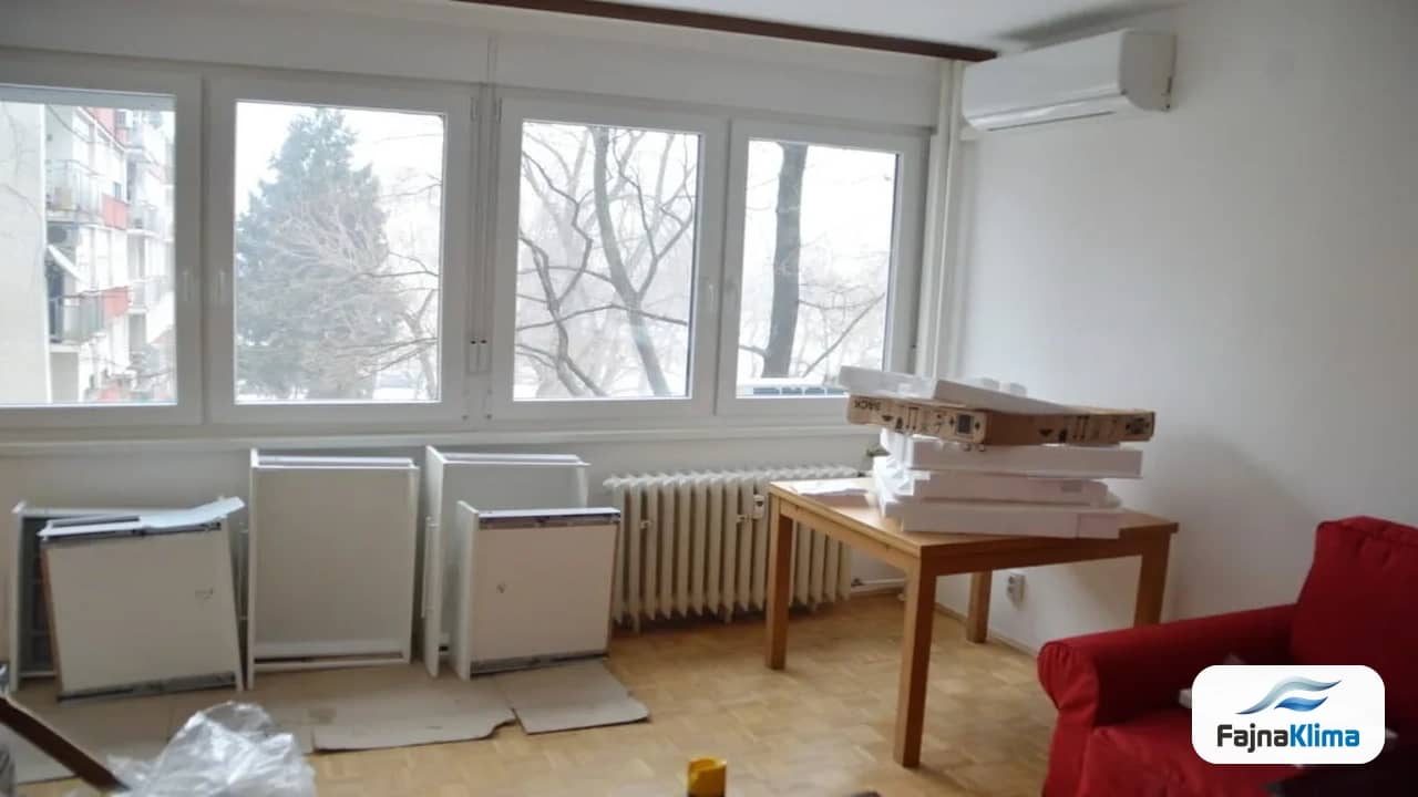 Montaż klimatyzacji w bloku z wielkiej płyty z jednostką zewnętrzną na balkonie