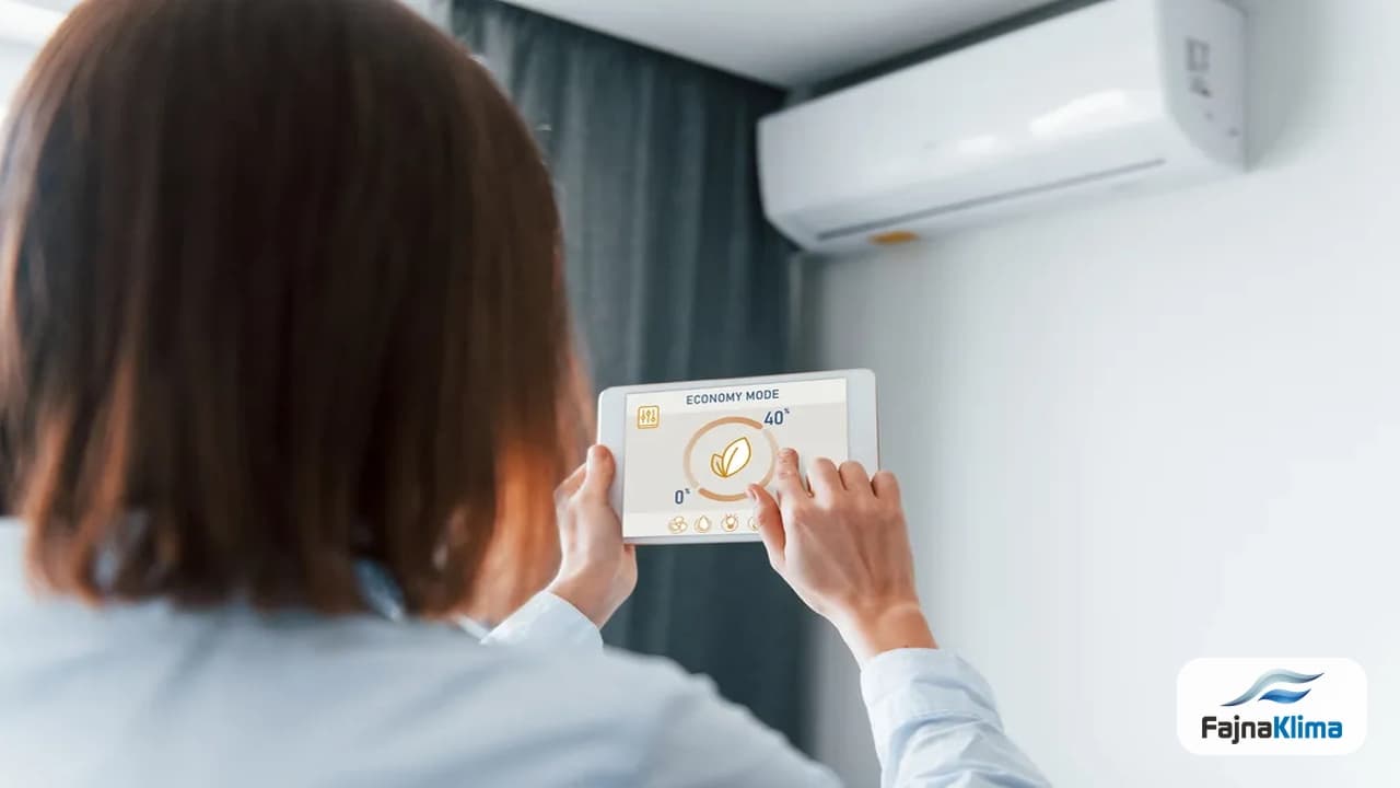 Rodzina odpoczywająca w mieszkaniu z klimatyzacją ustawioną na łagodny nawiew
