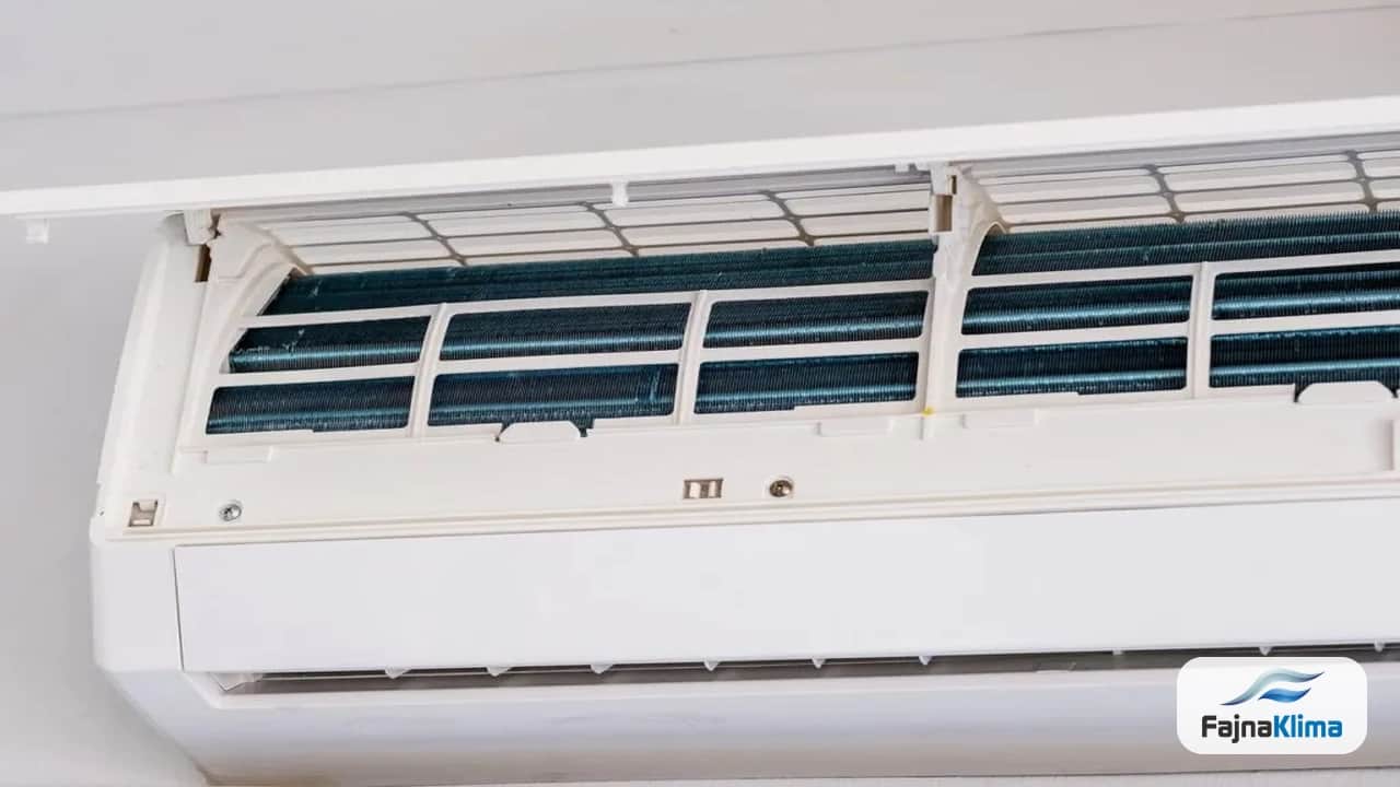 Serwisant diagnozujący awarię klimatyzatora ściennego