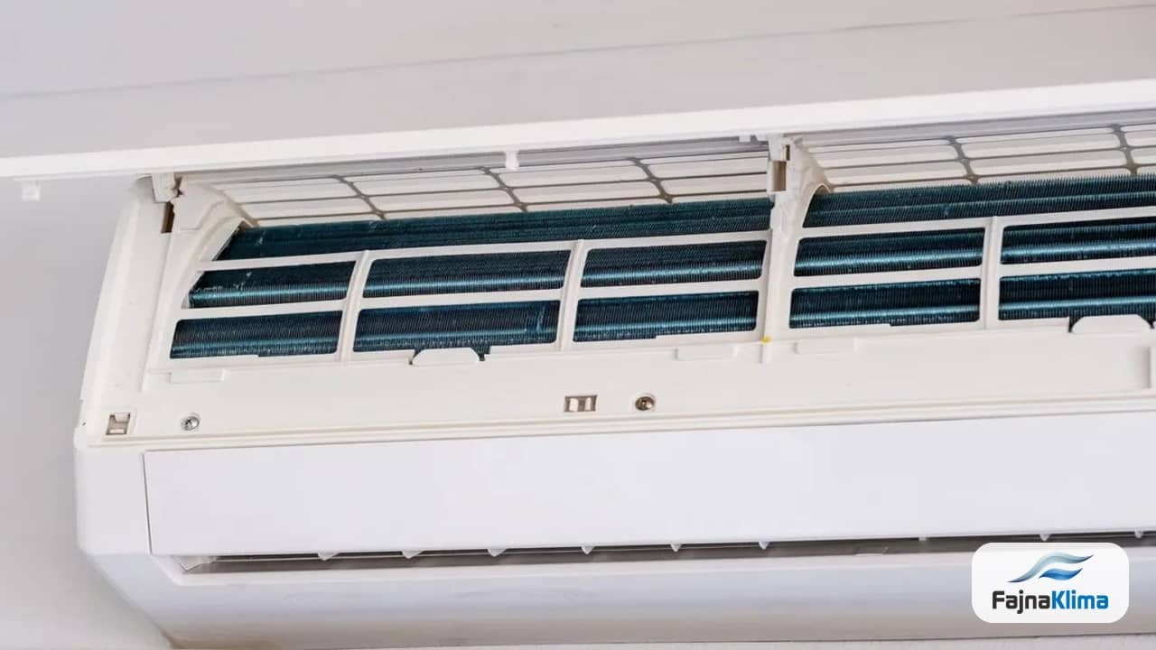 Serwisant diagnozujący awarię klimatyzatora ściennego
